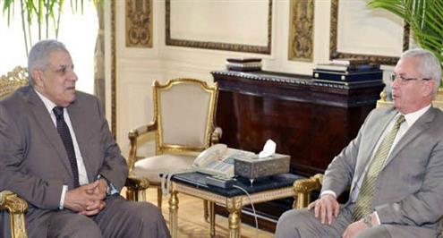 الأهلي يدعو محلب لحضور نهائي الكونفيدرالية